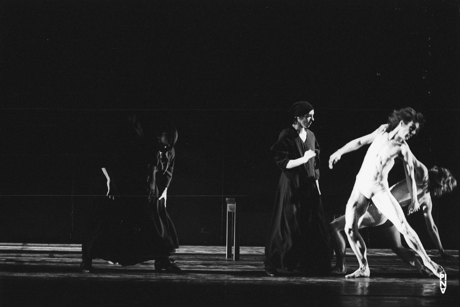 Ed Kortlandt und Dominique Mercy in „Iphigenie auf Tauris“ von Pina Bausch mit Tanztheater Wuppertal im Opernhaus Wuppertal (Deutschland), 20. April 1974