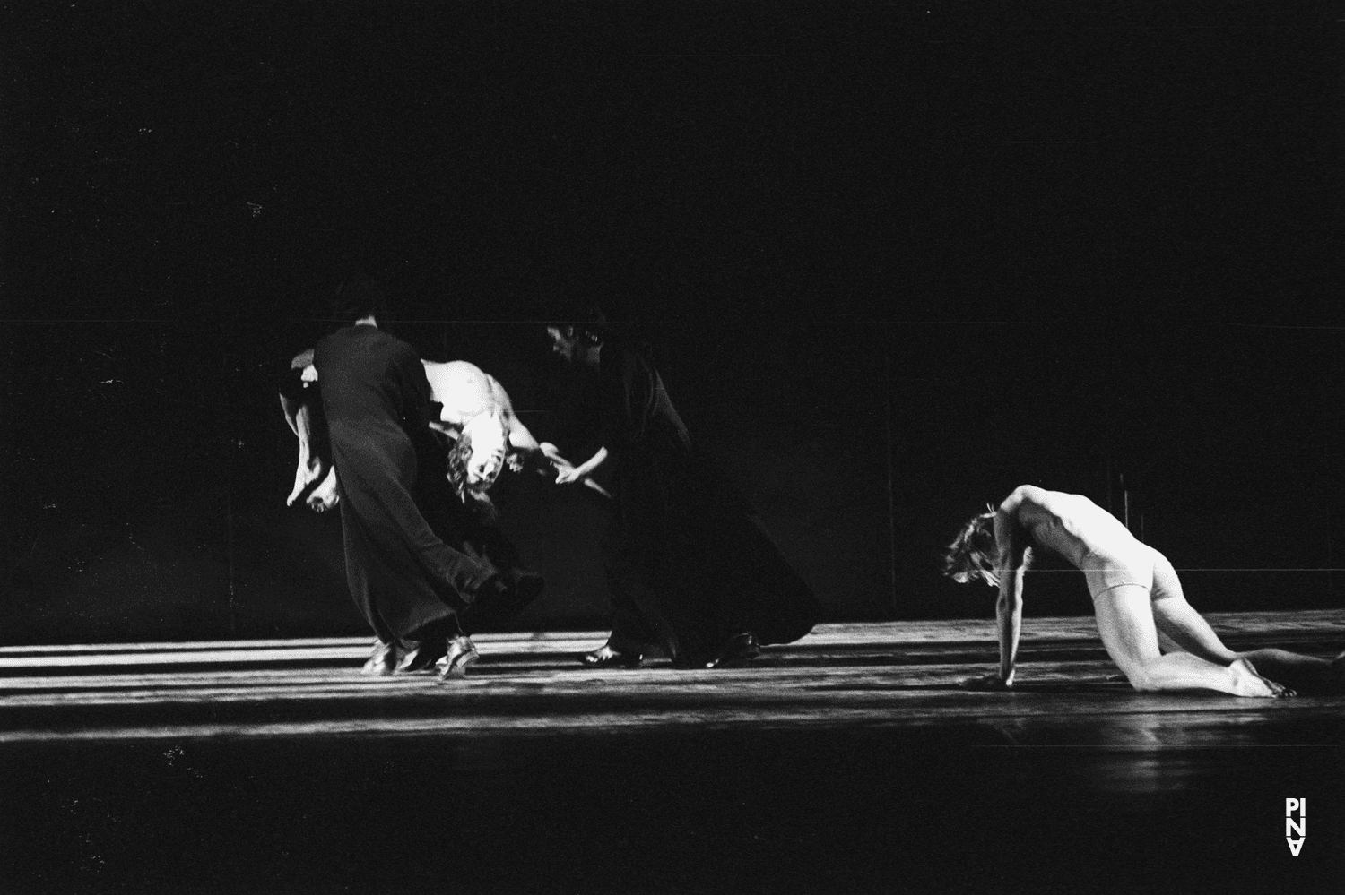 Dominique Mercy und Ed Kortlandt in „Iphigenie auf Tauris“ von Pina Bausch mit Tanztheater Wuppertal im Opernhaus Wuppertal (Deutschland), 20. April 1974