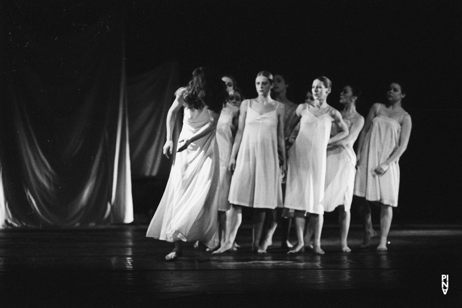 Malou Airaudo et Josephine Ann Endicott dans « Iphigenie auf Tauris » de Pina Bausch avec Tanztheater Wuppertal à l'Opernhaus Wuppertal (Allemagne), 20 avril 1974