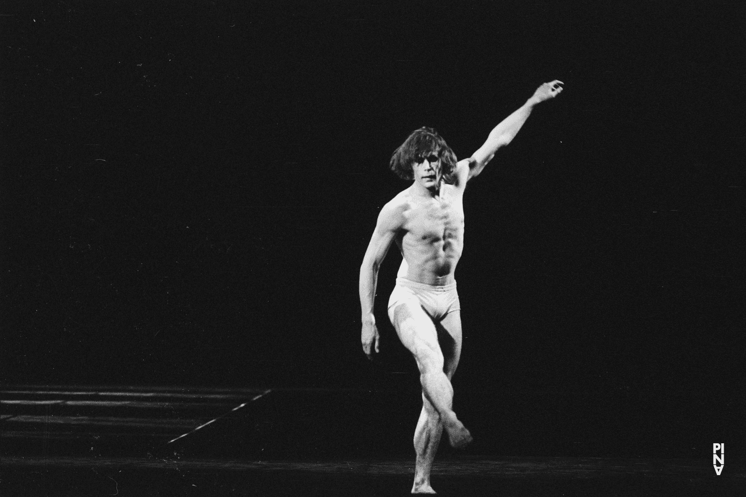 Ed Kortlandt dans « Iphigenie auf Tauris » de Pina Bausch avec Tanztheater Wuppertal à l'Opernhaus Wuppertal (Allemagne), 20 avril 1974