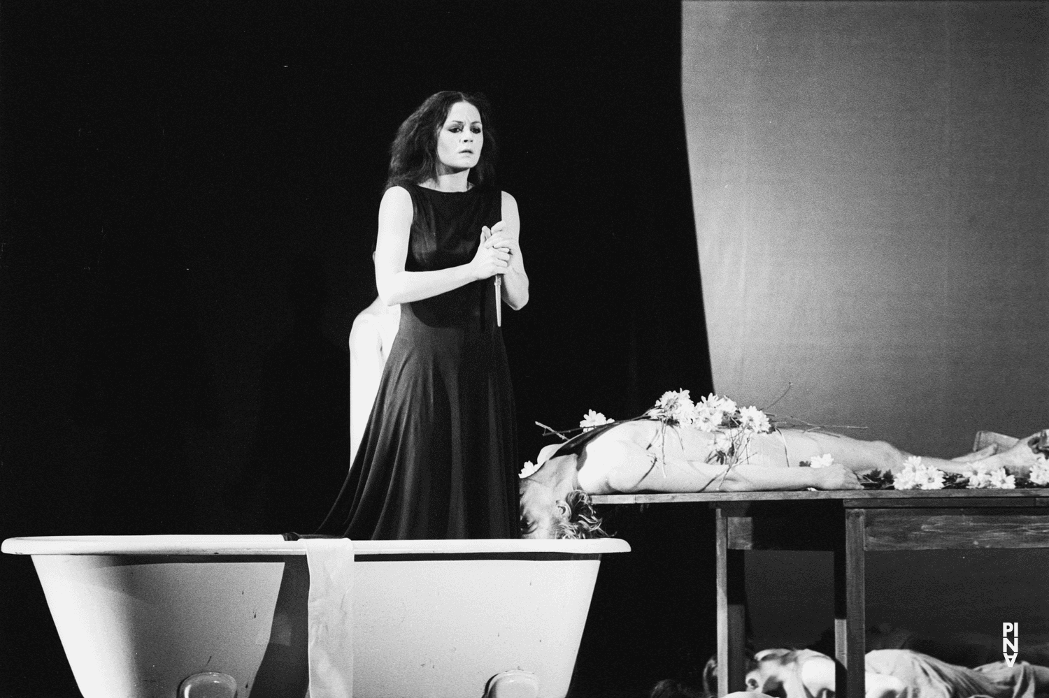 Dominique Mercy und Malou Airaudo in „Iphigenie auf Tauris“ von Pina Bausch mit Tanztheater Wuppertal im Opernhaus Wuppertal (Deutschland), 20. April 1974