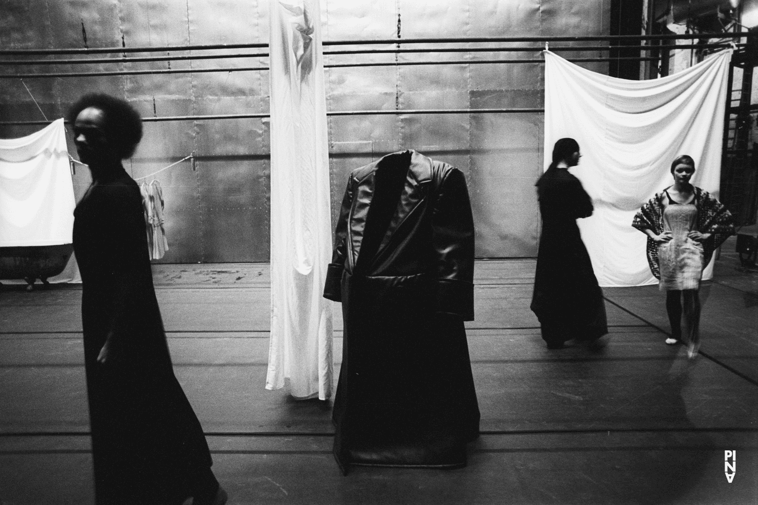 Carlos Orta in „Iphigenie auf Tauris“ von Pina Bausch mit Tanztheater Wuppertal im Opernhaus Wuppertal (Deutschland), 20. April 1974