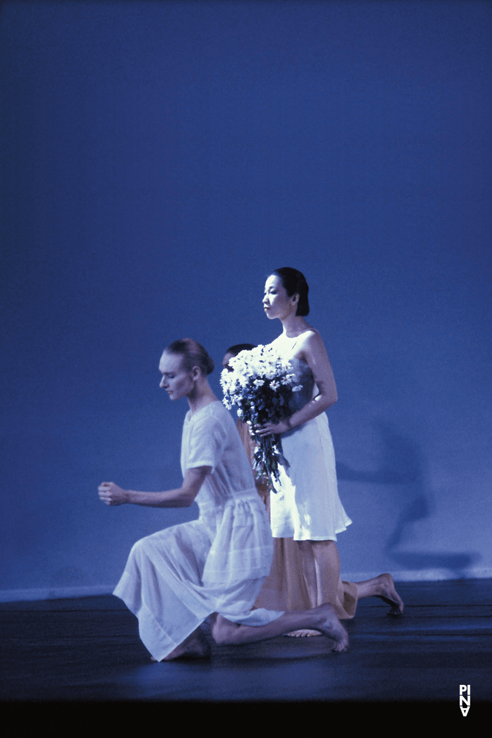 Julie Shanahan und Mariko Aoyama in „Iphigenie auf Tauris“ von Pina Bausch mit Tanztheater Wuppertal in der Opéra de Paris Garnier (Frankreich), 20. Februar 1991
