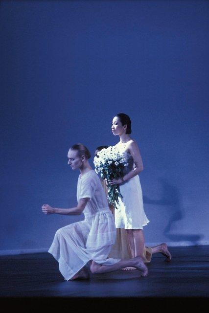 Julie Shanahan and Mariko Aoyama in “Iphigenie auf Tauris” by Pina Bausch with Tanztheater Wuppertal at Opéra de Paris Garnier (France), Feb. 20, 1991