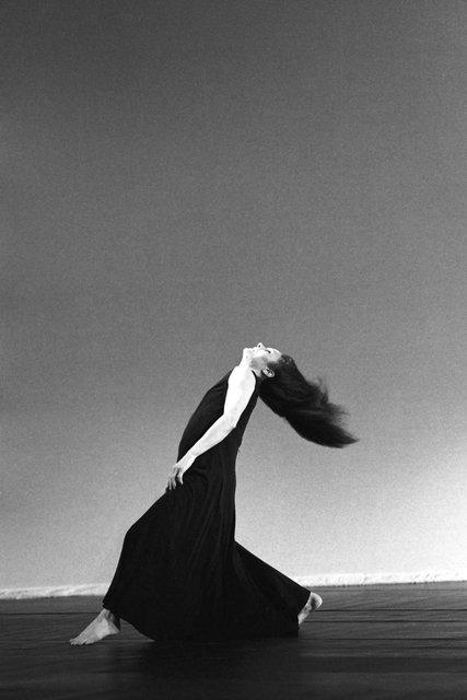 Malou Airaudo in “Iphigenie auf Tauris” by Pina Bausch with Tanztheater Wuppertal at Opéra de Paris Garnier (France), Feb. 20, 1991