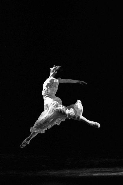 Malou Airaudo in “Iphigenie auf Tauris” by Pina Bausch with Tanztheater Wuppertal at Opéra de Paris Garnier (France), Feb. 20, 1991