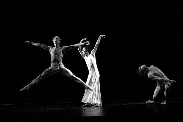Ed Kortlandt, Dominique Mercy and Malou Airaudo in “Iphigenie auf Tauris” by Pina Bausch with Tanztheater Wuppertal at Opéra de Paris Garnier (France), Feb. 20, 1991