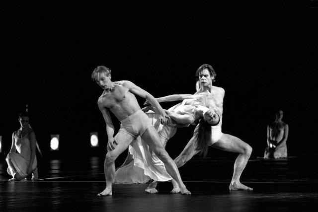 Dominique Mercy, Malou Airaudo and Ed Kortlandt in “Iphigenie auf Tauris” by Pina Bausch with Tanztheater Wuppertal at Opéra de Paris Garnier (France), Feb. 20, 1991