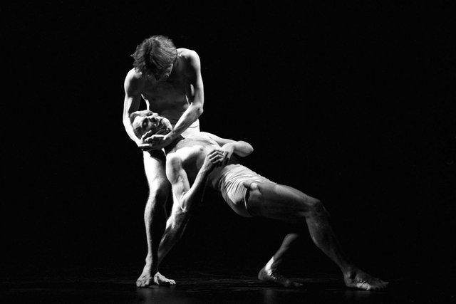 Dominique Mercy and Ed Kortlandt in “Iphigenie auf Tauris” by Pina Bausch with Tanztheater Wuppertal at Opéra de Paris Garnier (France), Feb. 20, 1991