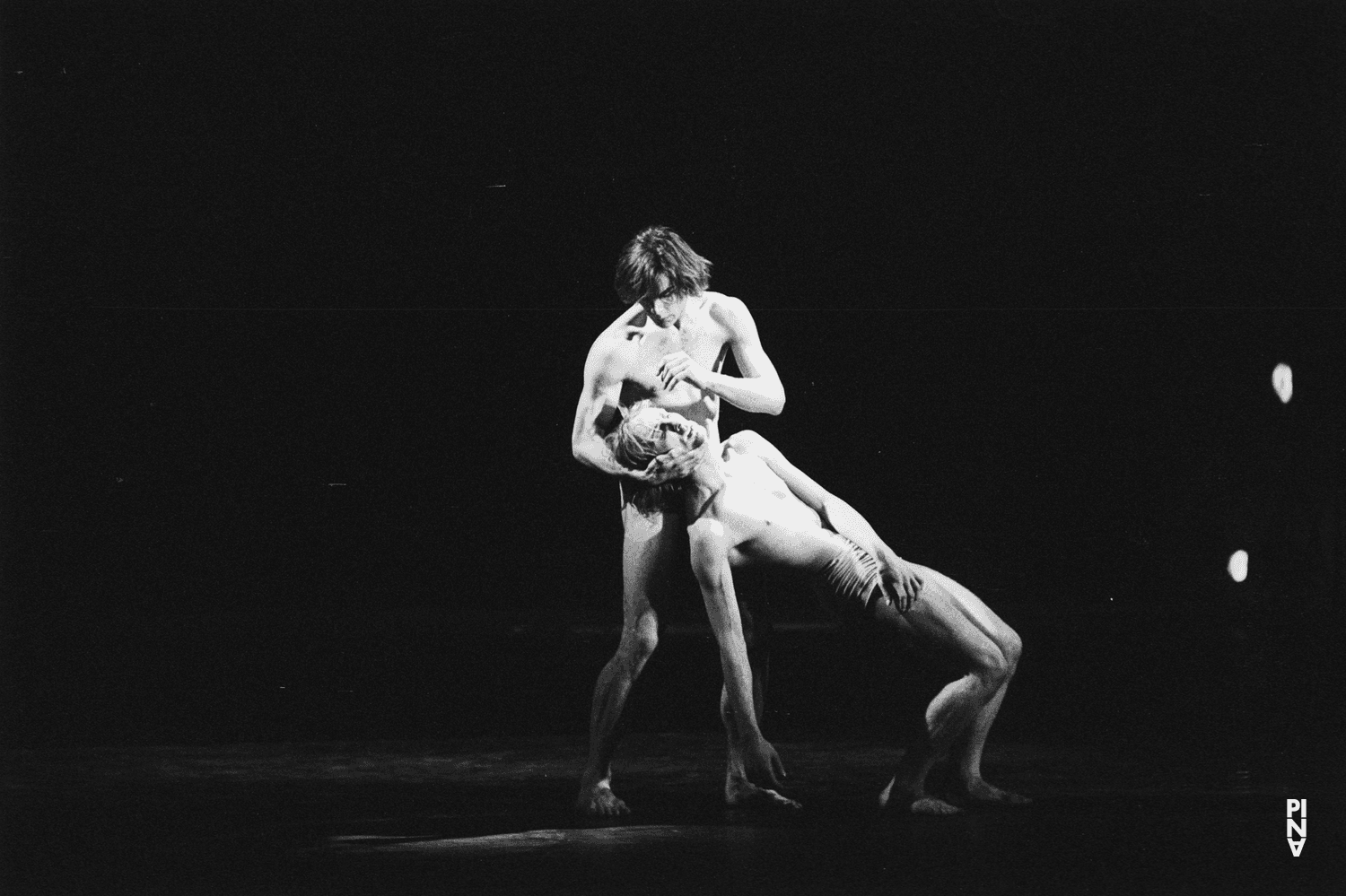 Dominique Mercy und Ed Kortlandt in „Iphigenie auf Tauris“ von Pina Bausch im Opernhaus Wuppertal, Spielzeit 1973/74