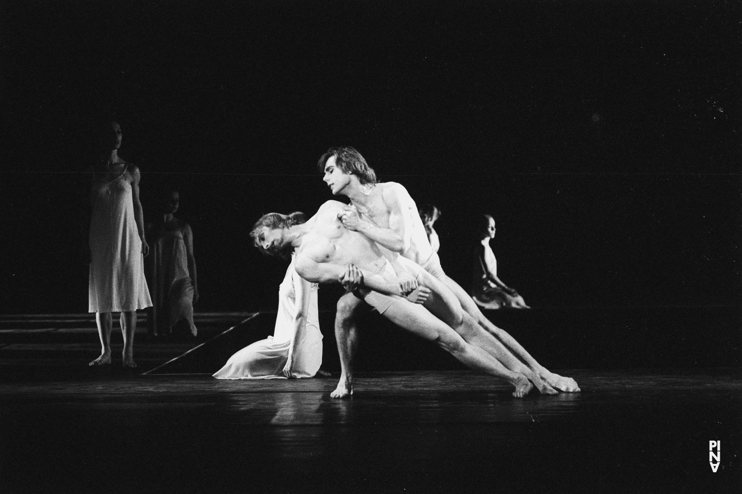 Dominique Mercy et Ed Kortlandt dans « Iphigenie auf Tauris » de Pina Bausch à l'Opernhaus Wuppertal, saison 1973/74