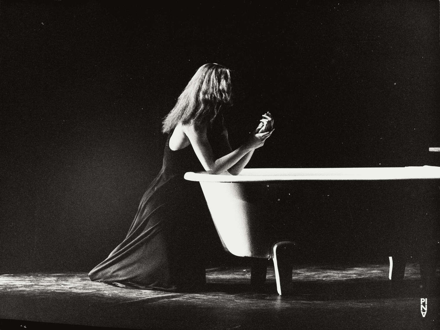 Malou Airaudo dans « Iphigenie auf Tauris » de Pina Bausch à l'Opernhaus Wuppertal, saison 1973/74