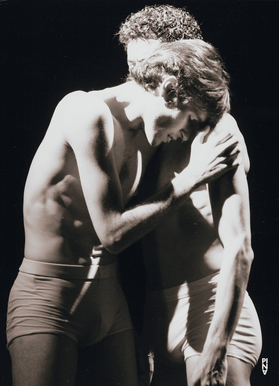 Pau Aran Gimeno und Fernando Suels Mendoza in „Iphigenie auf Tauris“ von Pina Bausch