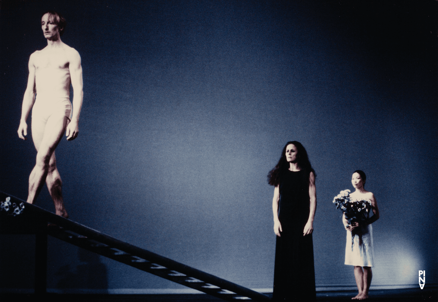 Dominique Mercy, Malou Airaudo und Mariko Aoyama in „Iphigenie auf Tauris“ von Pina Bausch