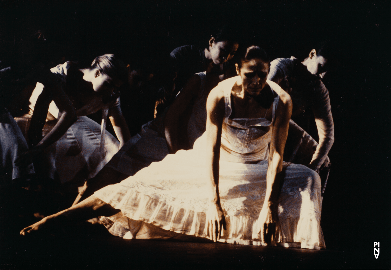 Barbara Kaufmann, Malou Airaudo und Mariko Aoyama in „Iphigenie auf Tauris“ von Pina Bausch