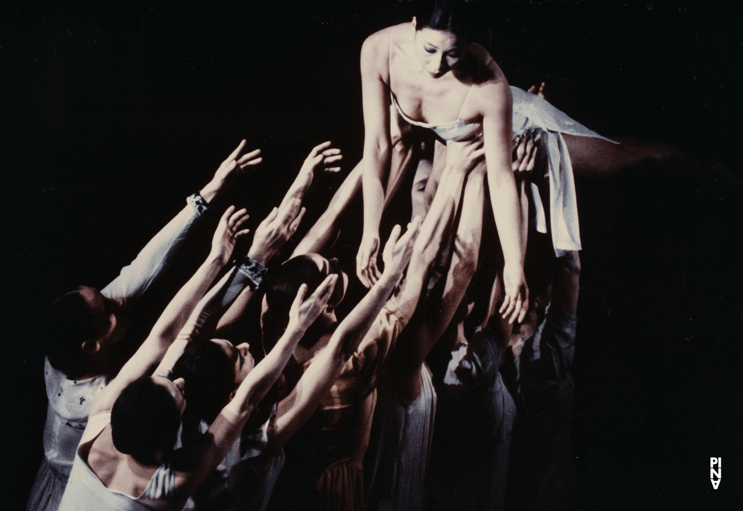 Mariko Aoyama, Nazareth Panadero und Julie Anne Stanzak in „Iphigenie auf Tauris“ von Pina Bausch