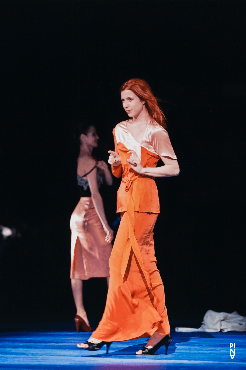 Anna Wehsarg und Julie Anne Stanzak in „Keuschheitslegende“ von Pina Bausch