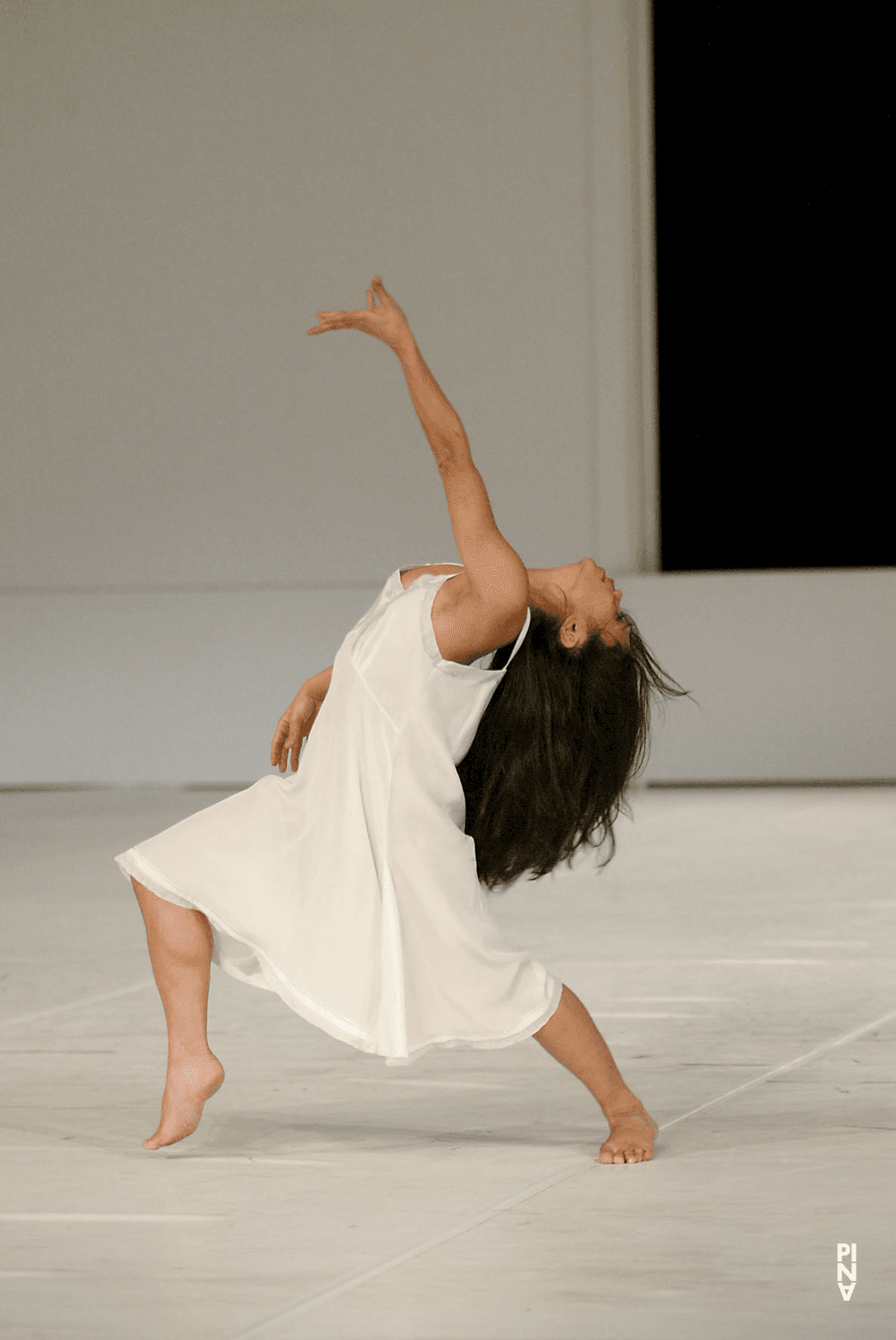 Ditta Miranda Jasjfi in „Für die Kinder von gestern, heute und morgen“ von Pina Bausch mit Tanztheater Wuppertal im Schauspielhaus Wuppertal (Deutschland), 5. Februar 2003