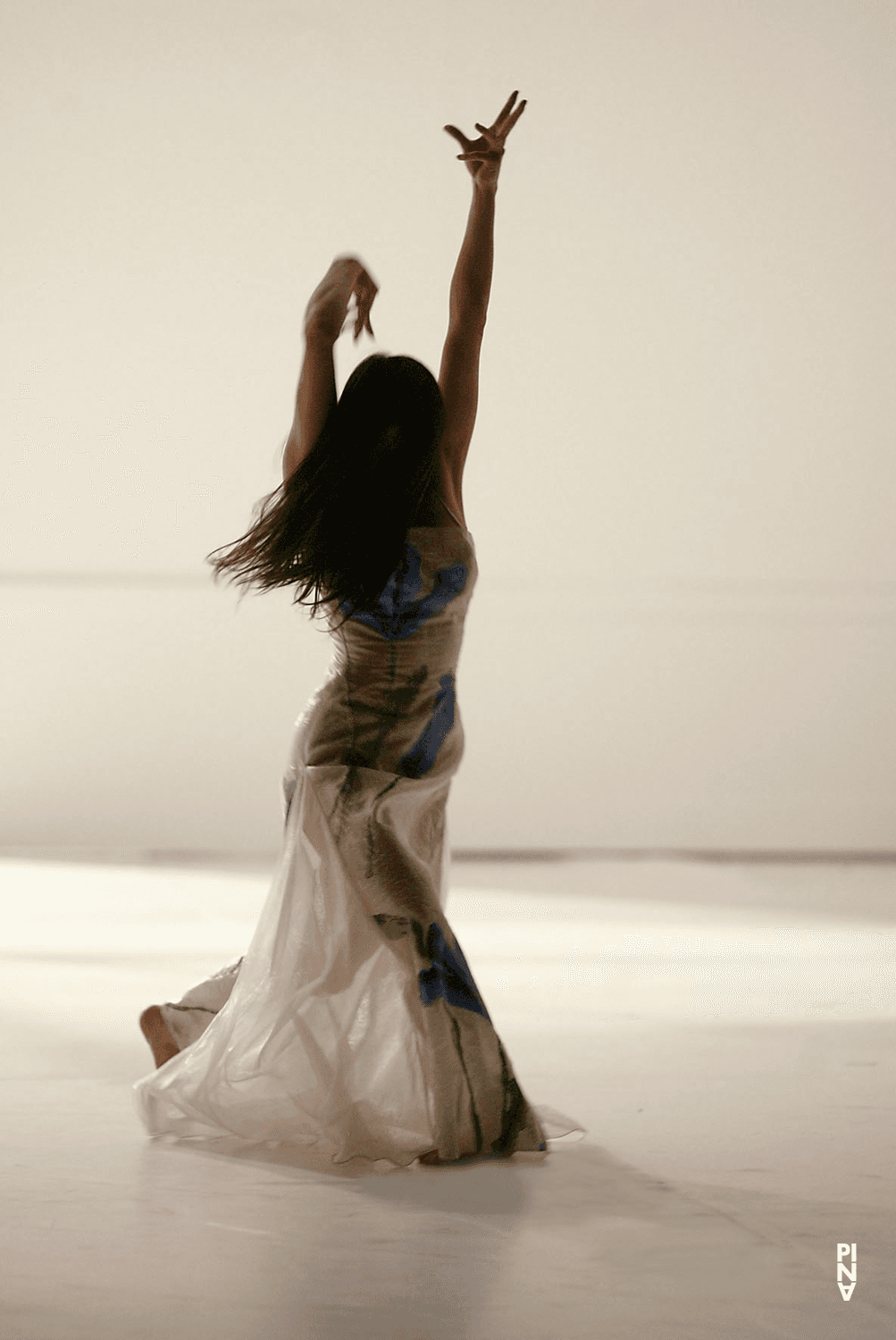 „Für die Kinder von gestern, heute und morgen“ von Pina Bausch mit Tanztheater Wuppertal im Schauspielhaus Wuppertal (Deutschland), 5. Februar 2003