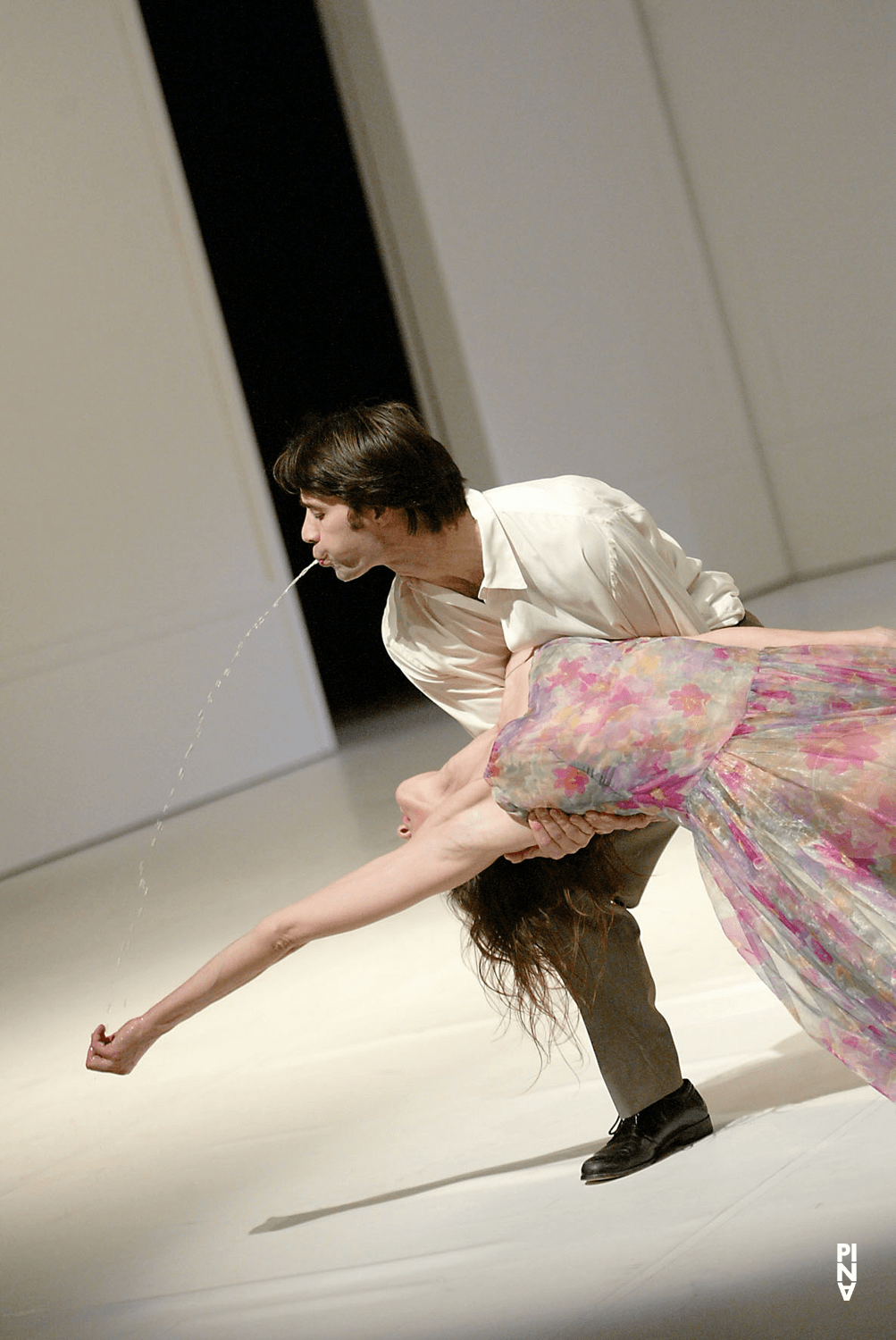 Rainer Behr in „Für die Kinder von gestern, heute und morgen“ von Pina Bausch mit Tanztheater Wuppertal im Schauspielhaus Wuppertal (Deutschland), 5. Februar 2003