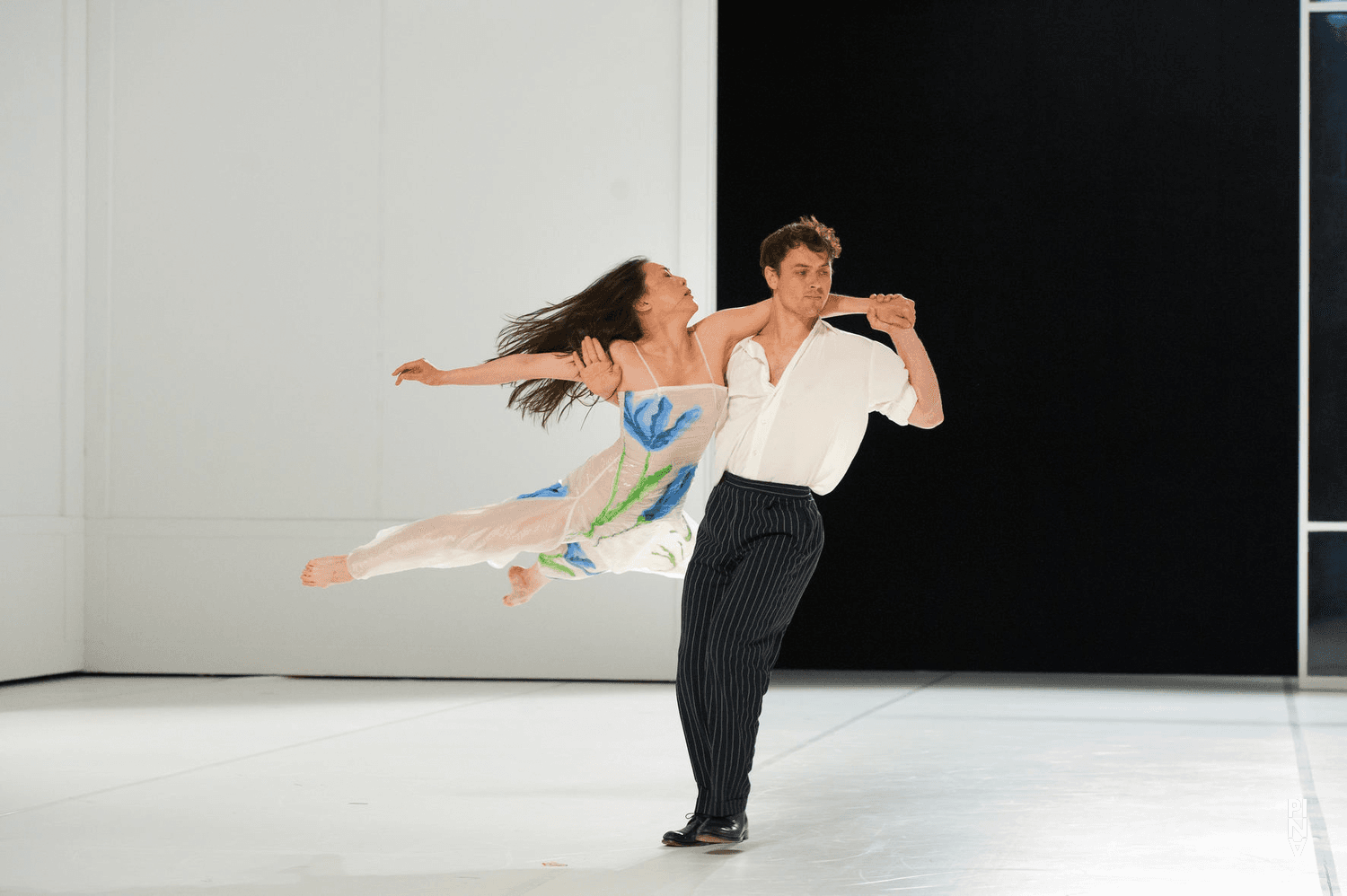Azusa Seyama und Paul White in „Für die Kinder von gestern, heute und morgen“ von Pina Bausch mit Tanztheater Wuppertal im Théâtre de la Ville Paris (Frankreich), 20. Mai 2015
