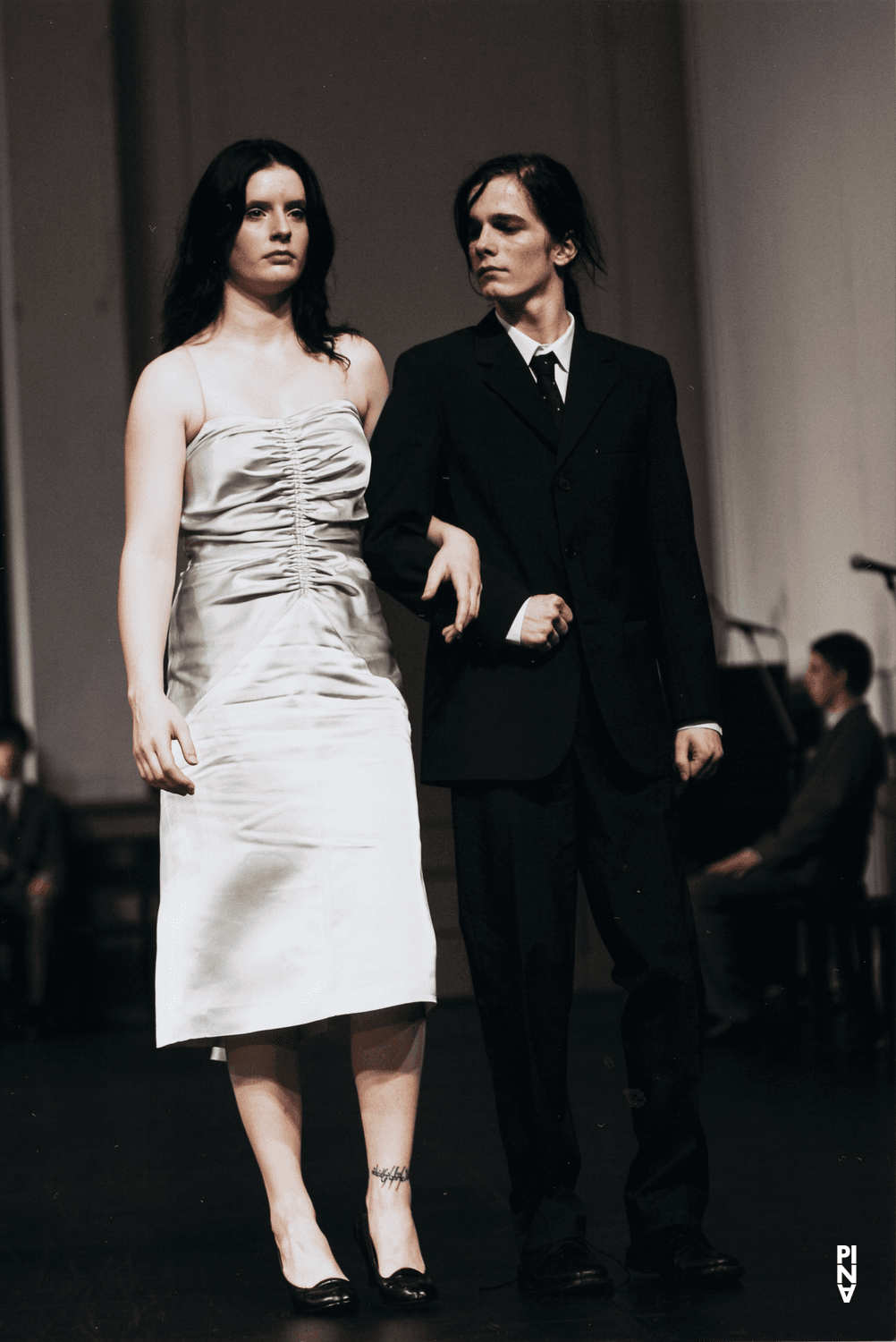 Jonas Kosmoll et Mona Remfort dans « Kontakthof. Avec des jeunes de plus de 14 ans » de Pina Bausch