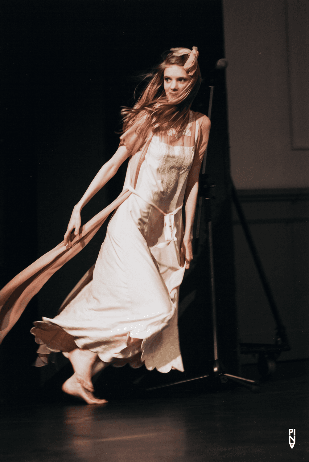 Joy Wonnenberg dans « Kontakthof. Avec des jeunes de plus de 14 ans » de Pina Bausch