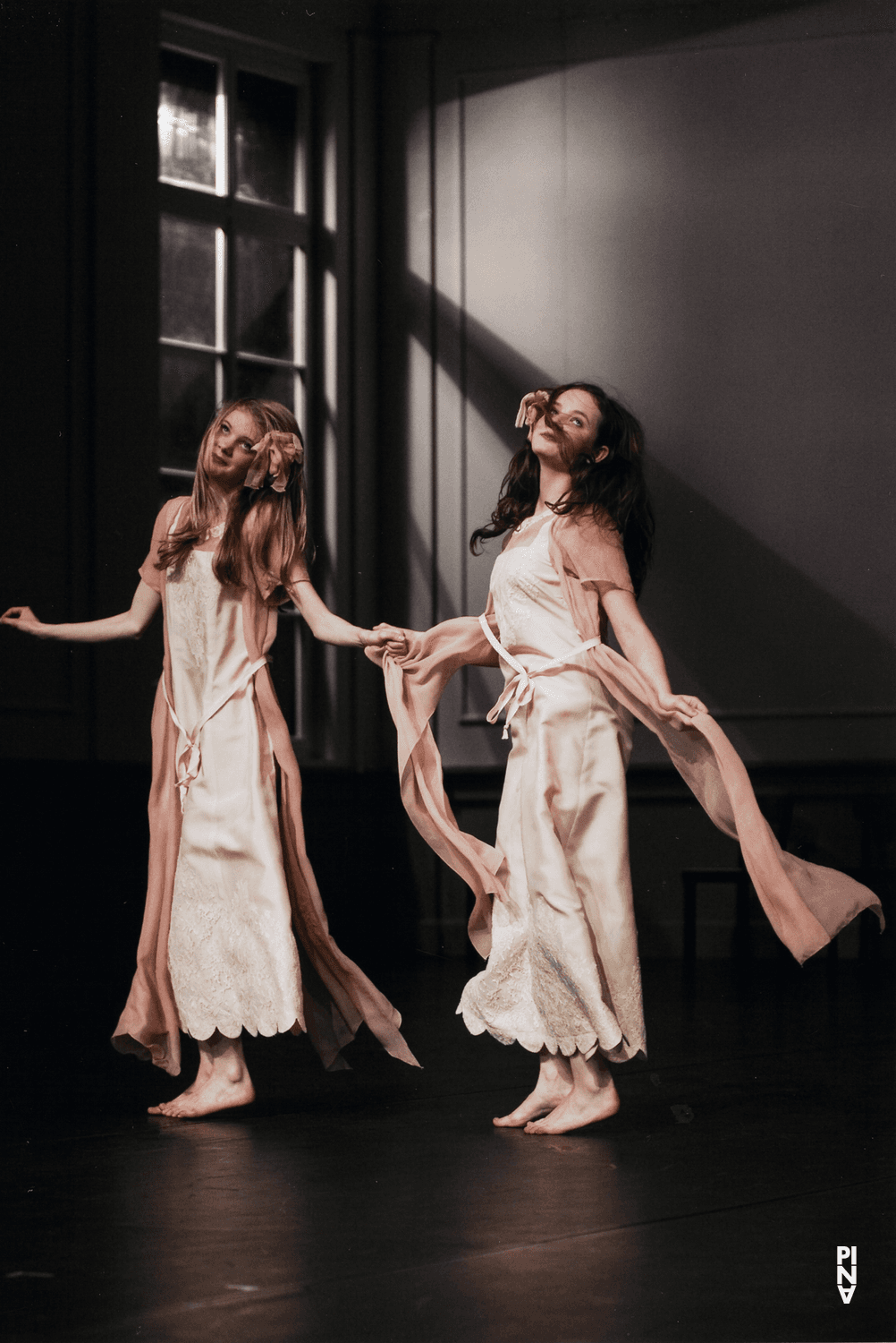 Joy Wonnenberg und Kim Christin Lörken in „Kontakthof. Mit Teenagern ab „14““ von Pina Bausch