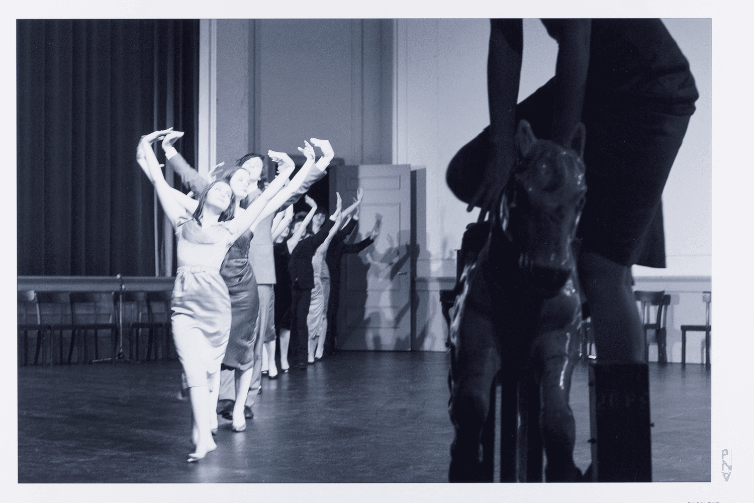 Frederike Schmidt, Jonas Quatuor und Kim Christin Lörken in „Kontakthof. Mit Teenagern ab „14““ von Pina Bausch