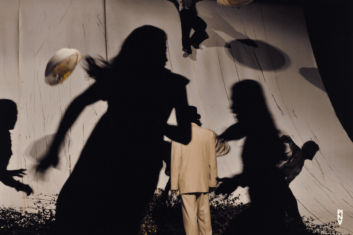 Clémentine Deluy und Urs Kaufmann in „Komm tanz mit mir“ von Pina Bausch