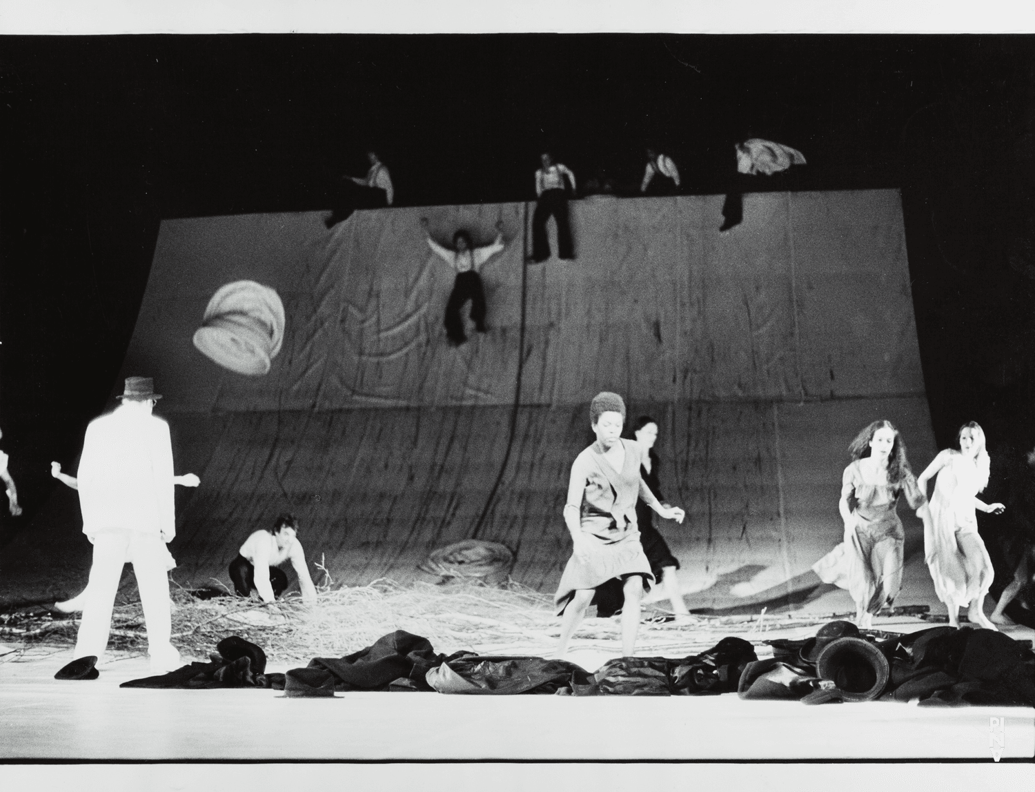 Elisabeth Clarke in „Komm tanz mit mir“ von Pina Bausch