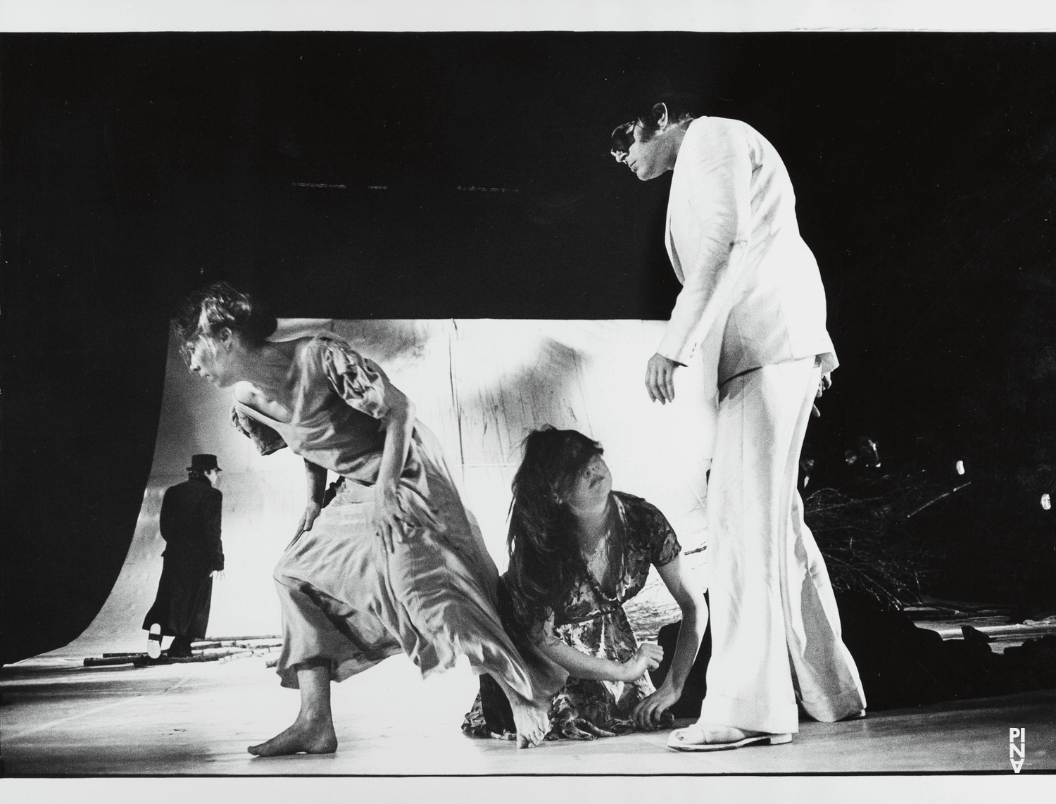 Max Volkert Martens, Marion Cito et Josephine Ann Endicott dans « Komm tanz mit mir » de Pina Bausch