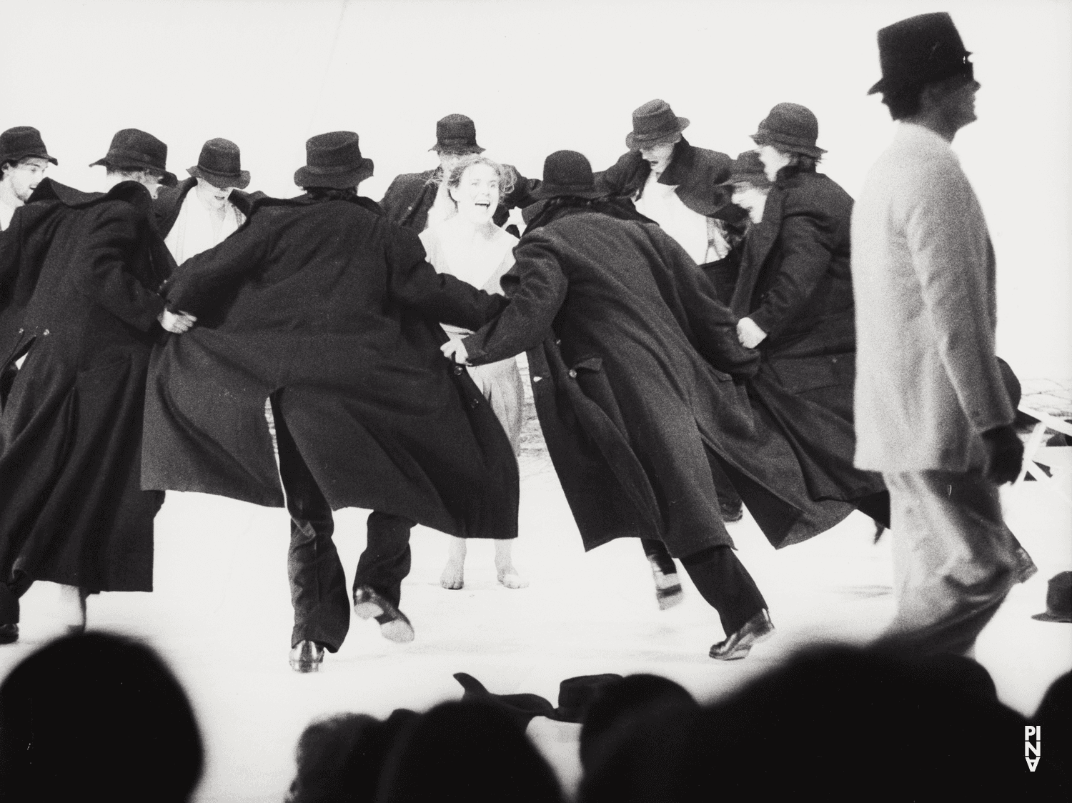 Max Volkert Martens und Josephine Ann Endicott in „Komm tanz mit mir“ von Pina Bausch