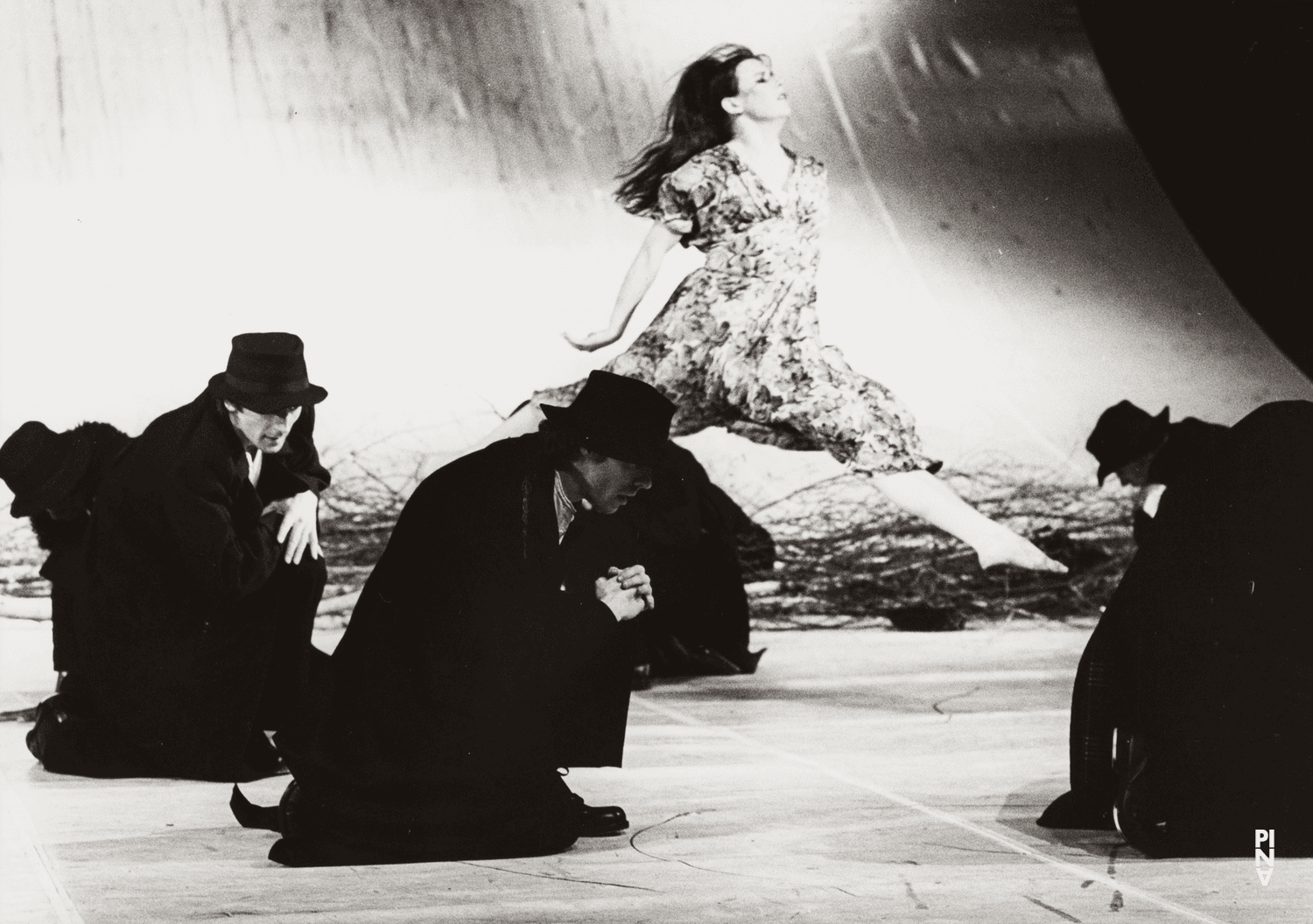 Hans Pop und Josephine Ann Endicott in „Komm tanz mit mir“ von Pina Bausch