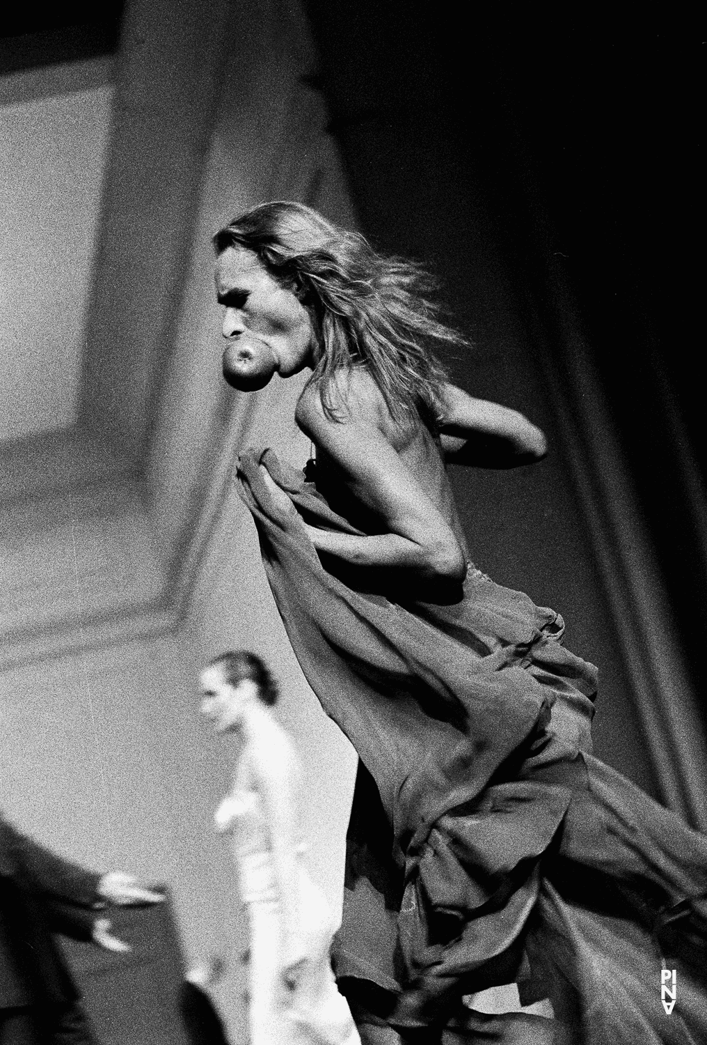 Julie Shanahan und Julie Anne Stanzak in „Kontakthof“ von Pina Bausch