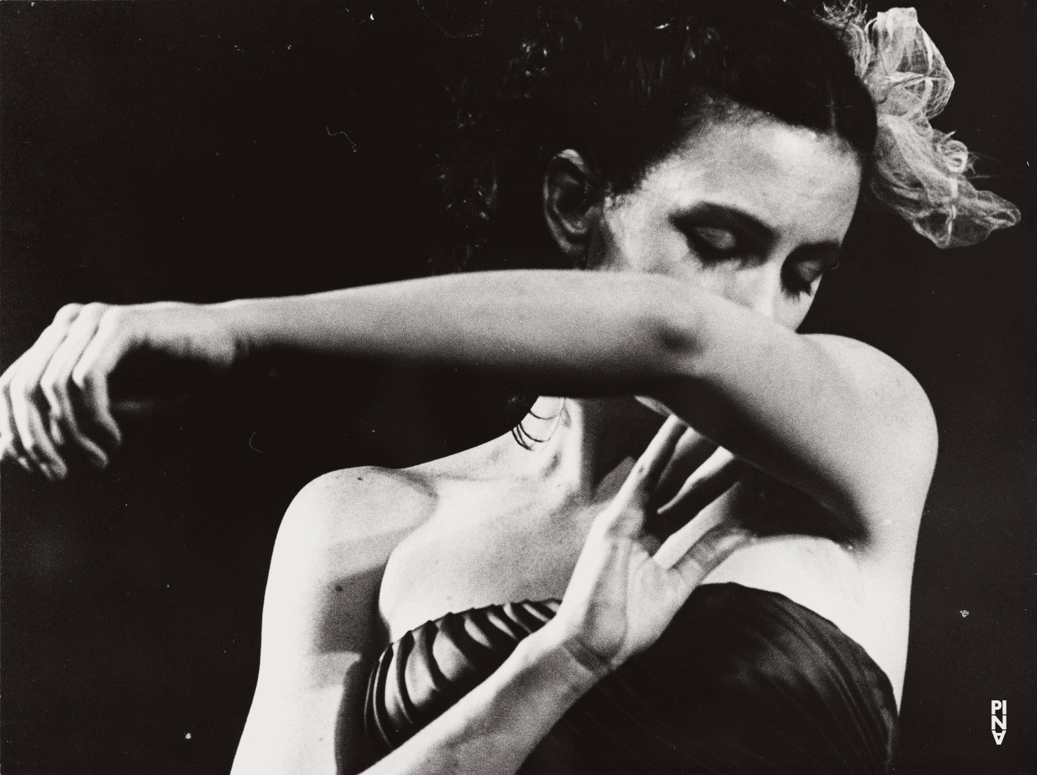 Meryl Tankard dans « Kontakthof » de Pina Bausch