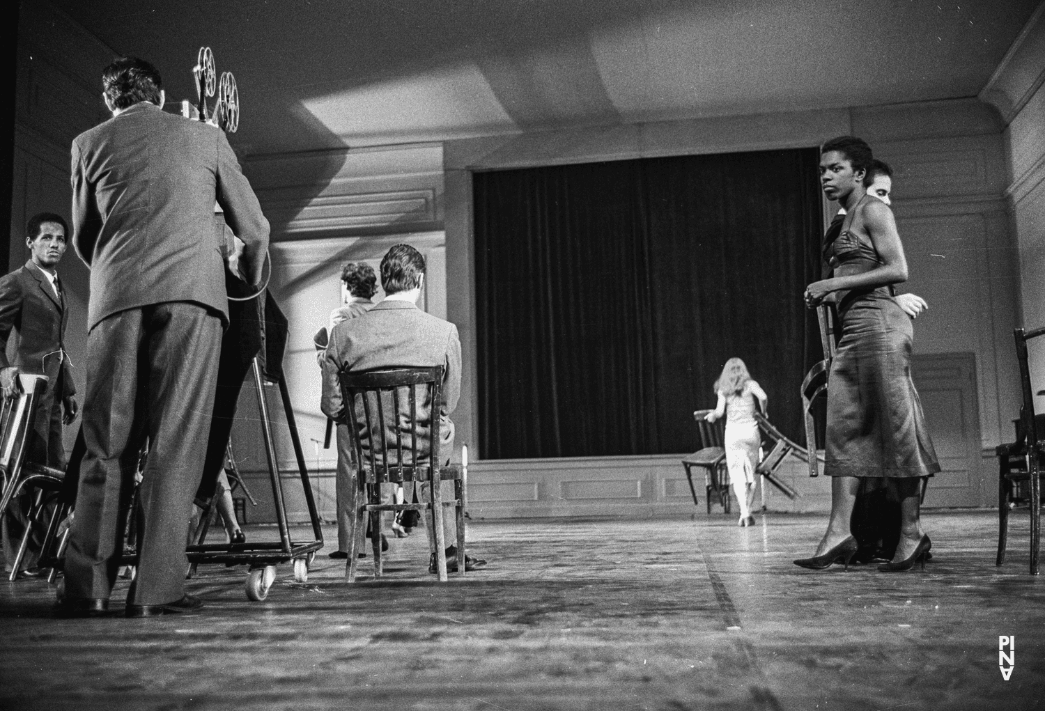 Elisabeth Clarke und Arnaldo Alvarez in „Kontakthof“ von Pina Bausch im Opernhaus Wuppertal