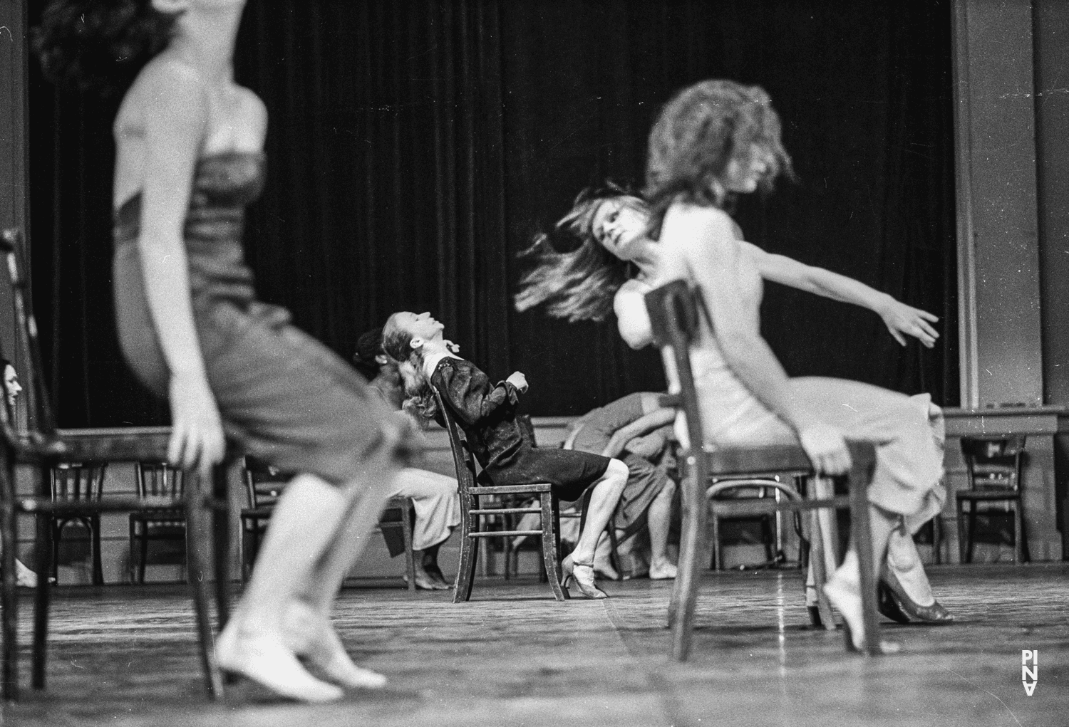 Beatrice Libonati, Silvia Kesselheim und Monika Sagon in „Kontakthof“ von Pina Bausch im Opernhaus Wuppertal