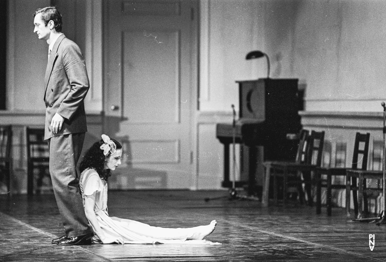 Jan Minařík und Meryl Tankard in „Kontakthof“ von Pina Bausch im Opernhaus Wuppertal