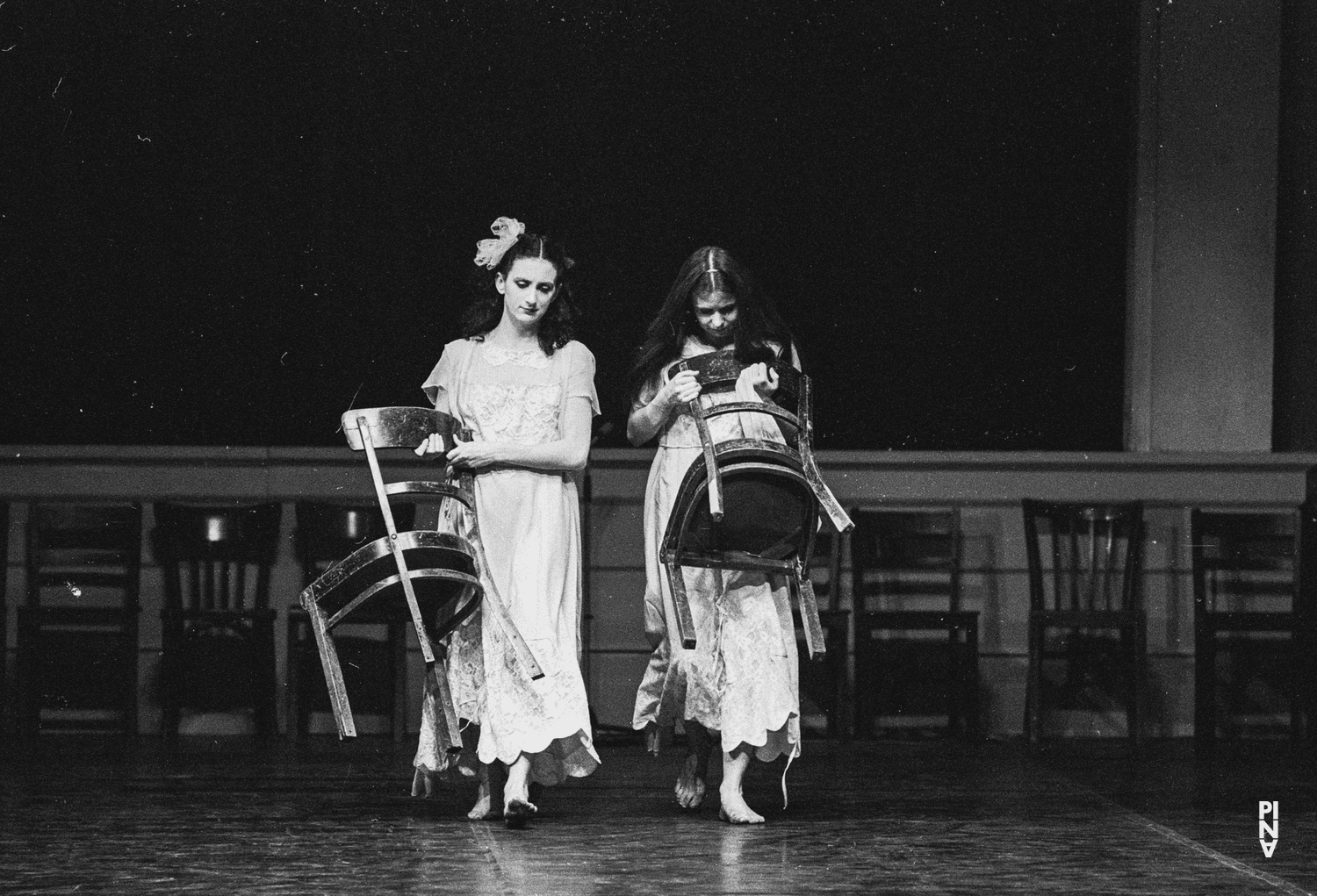 Meryl Tankard et Josephine Ann Endicott dans « Kontakthof » de Pina Bausch à l'Opernhaus Wuppertal