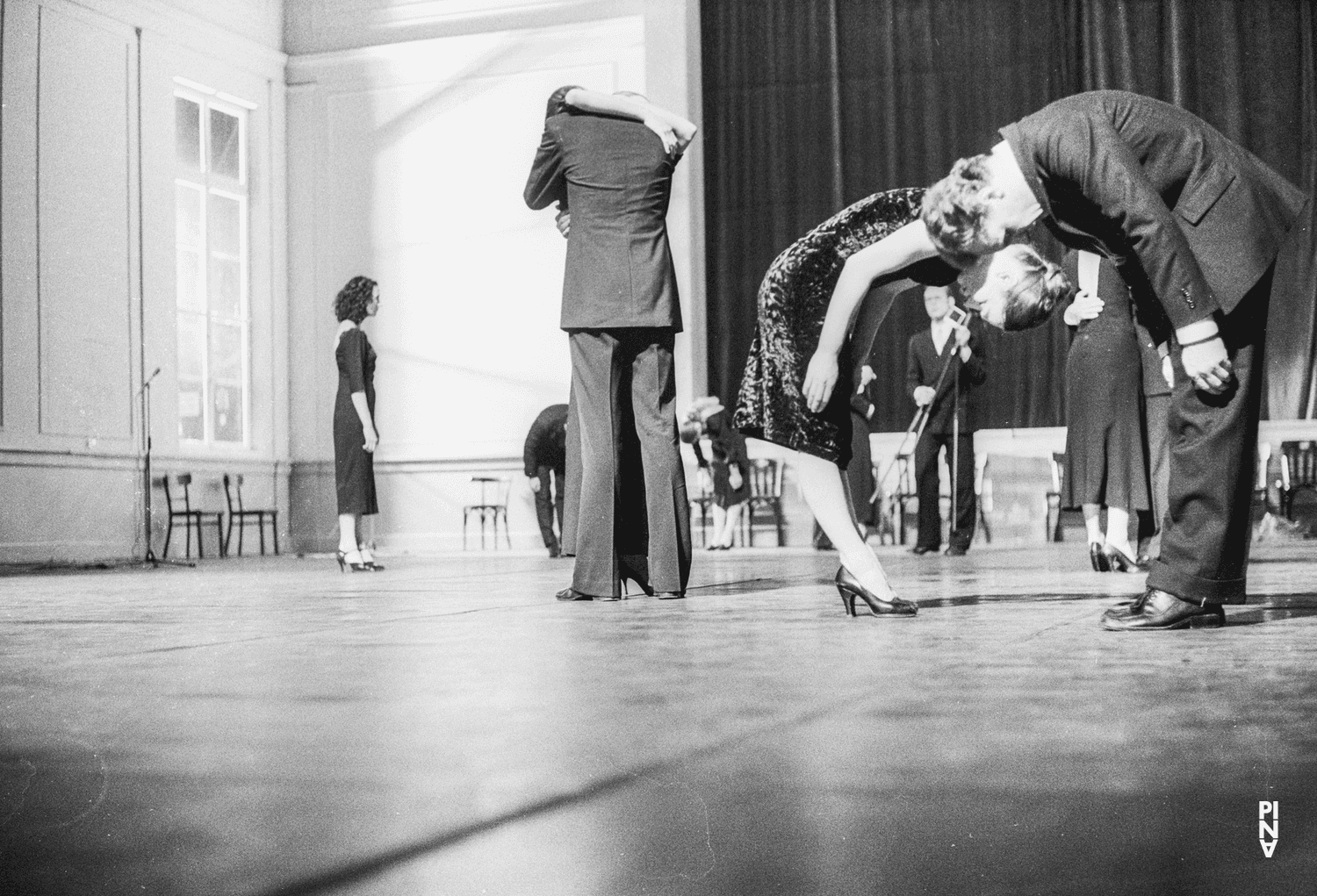 Vivienne Newport, Heinz Samm und Meryl Tankard in „Kontakthof“ von Pina Bausch im Opernhaus Wuppertal