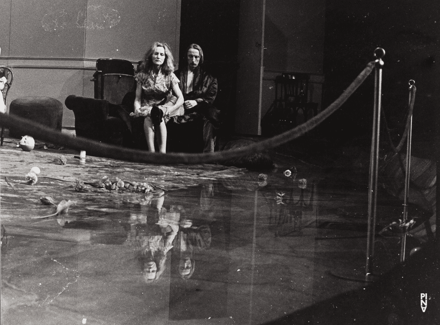 Dominique Mercy et Soňa Červená dans « Il la prend par la main et la conduit au château, les autres suivent » de Pina Bausch