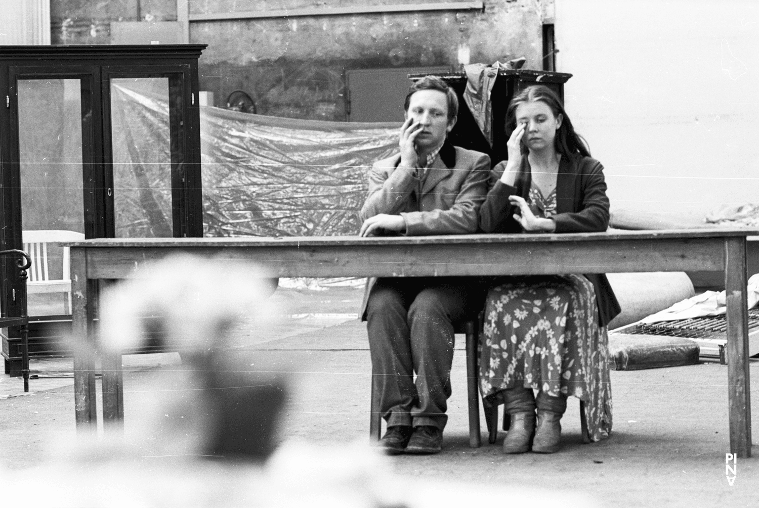 Hans Dieter Knebel und Josephine Ann Endicott in „Er nimmt sie an der Hand und führt sie in das Schloß, die anderen folgen“ von Pina Bausch, Spielzeit 1977/78