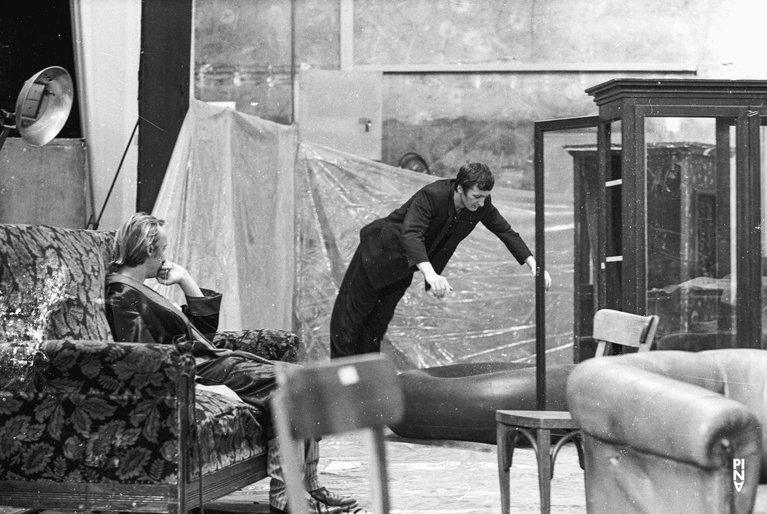 Dominique Mercy et Jan Minařík dans « Il la prend par la main et la conduit au château, les autres suivent » de Pina Bausch, saison 1977/78