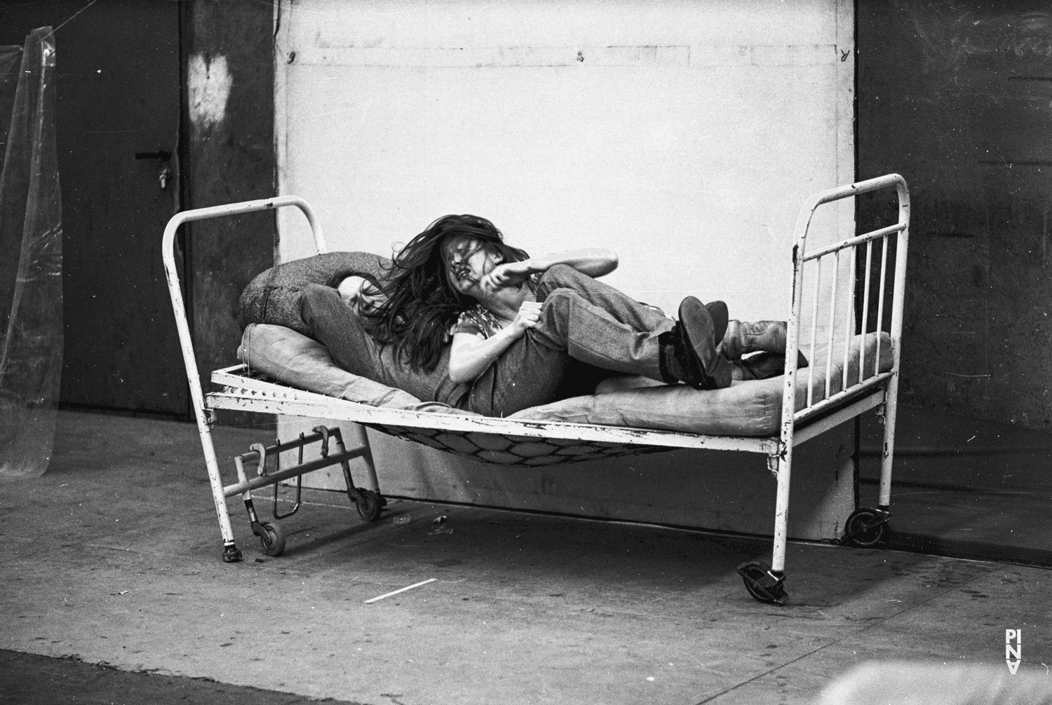 Josephine Ann Endicott und Hans Dieter Knebel in „Er nimmt sie an der Hand und führt sie in das Schloß, die anderen folgen“ von Pina Bausch, Spielzeit 1977/78
