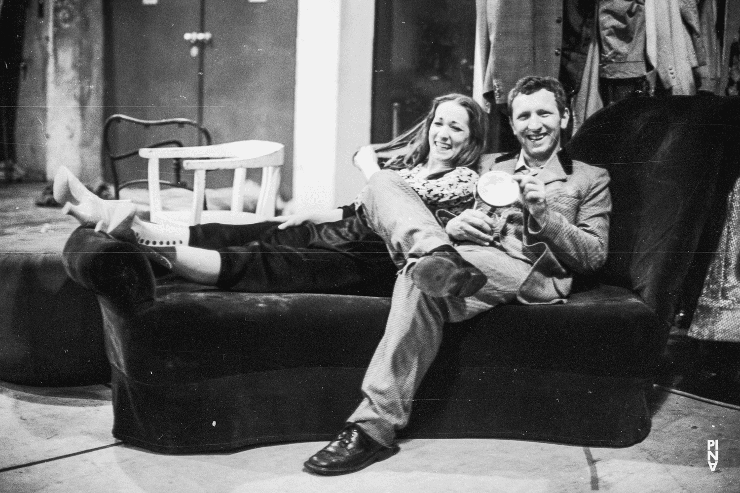 Vivienne Newport et Hans Dieter Knebel dans « Il la prend par la main et la conduit au château, les autres suivent » de Pina Bausch, saison 1977/78