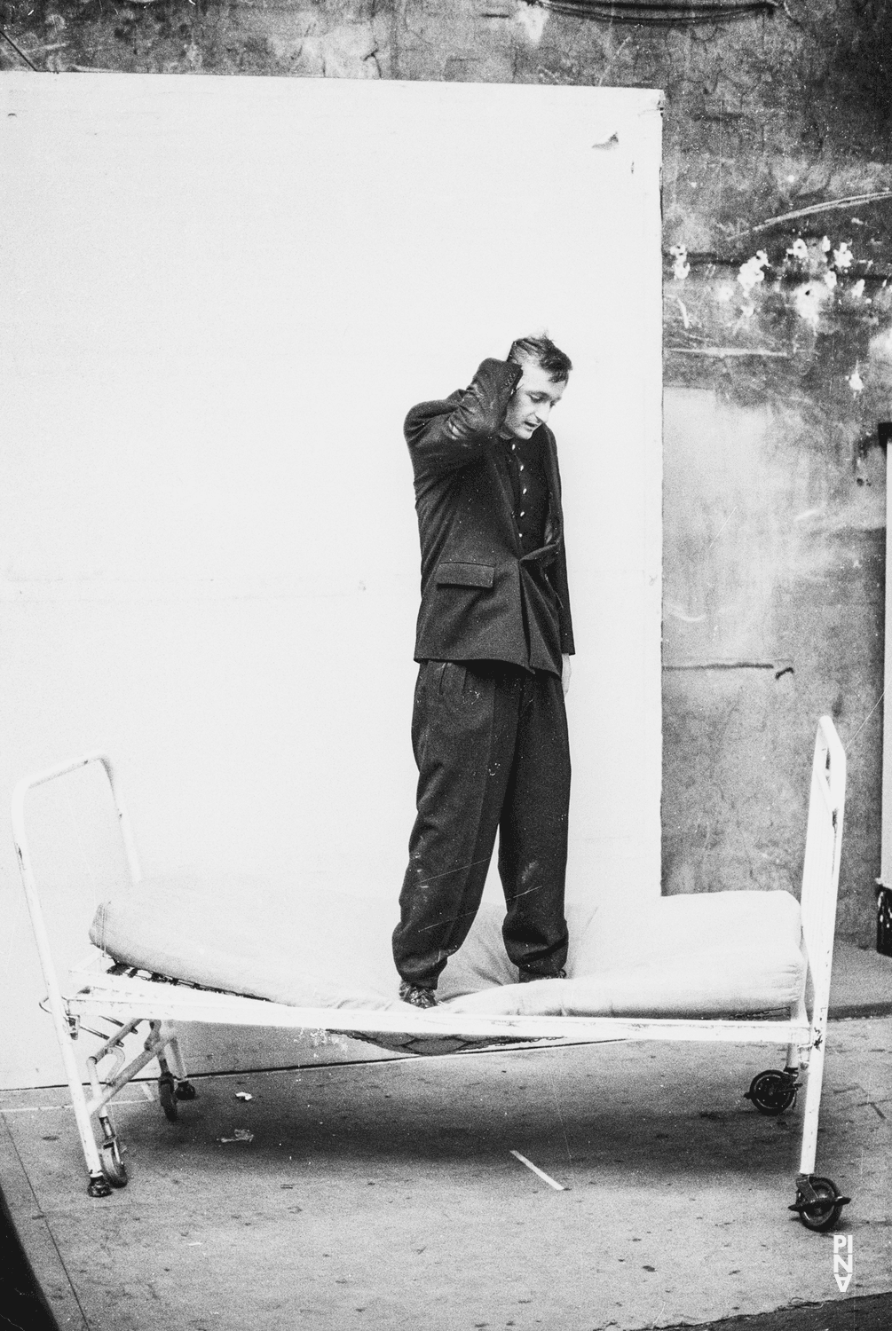 Jan Minařík in „Er nimmt sie an der Hand und führt sie in das Schloß, die anderen folgen“ von Pina Bausch, Spielzeit 1977/78