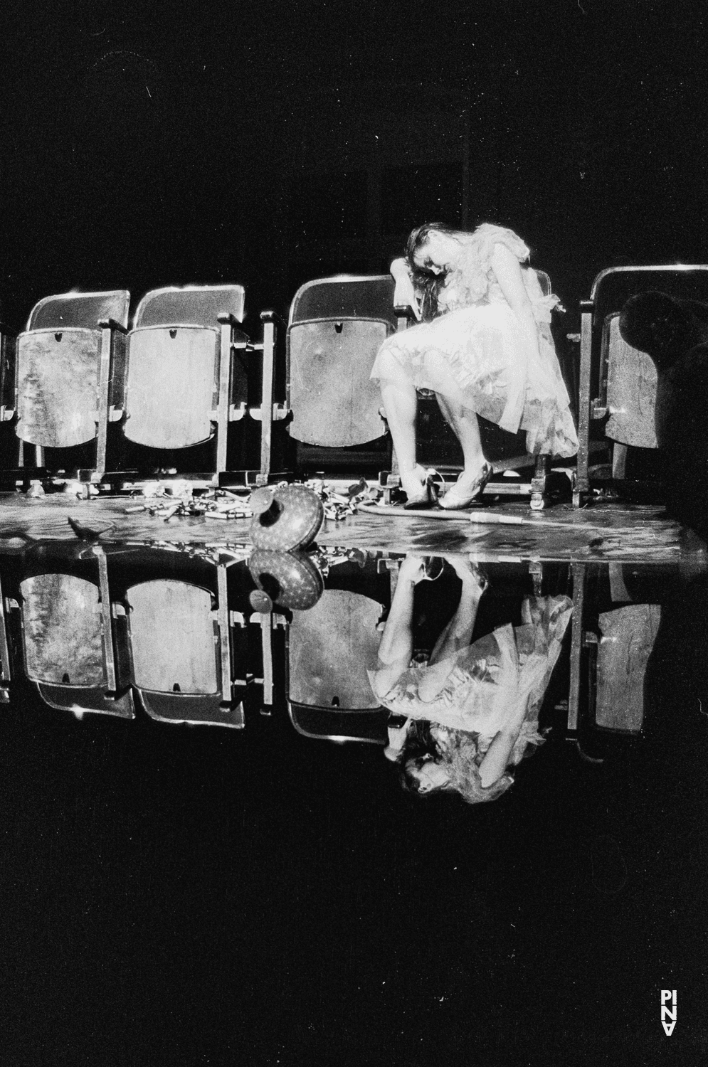 Josephine Ann Endicott dans « Il la prend par la main et la conduit au château, les autres suivent » de Pina Bausch, saison 1977/78