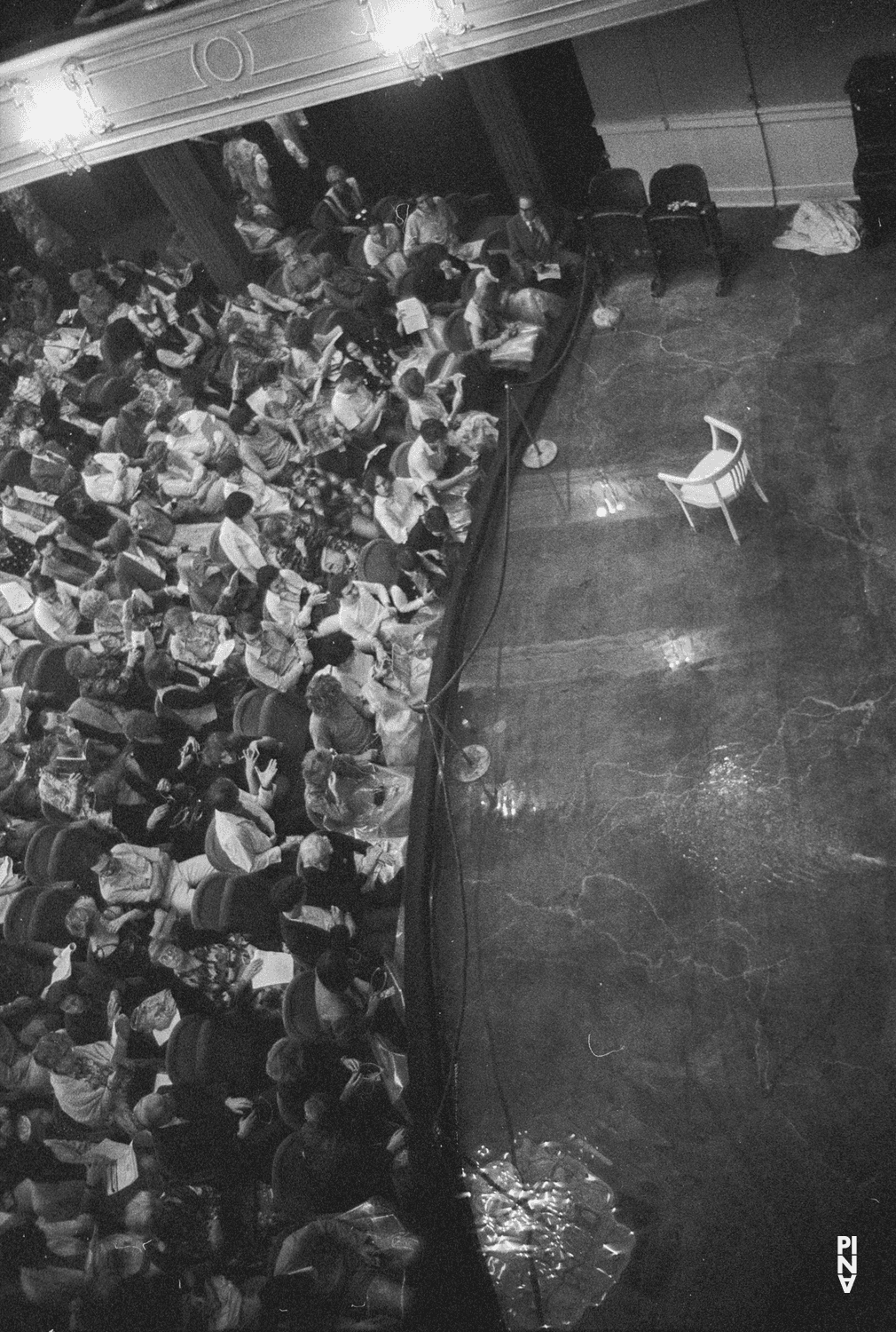 Photo de « Il la prend par la main et la conduit au château, les autres suivent » de Pina Bausch, saison 1977/78