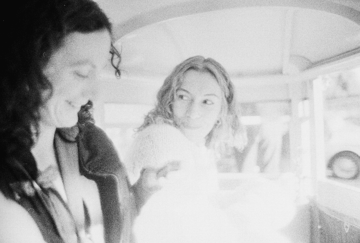 Meryl Tankard et Marion Cito dans « Il la prend par la main et la conduit au château, les autres suivent » de Pina Bausch, saison 1977/78